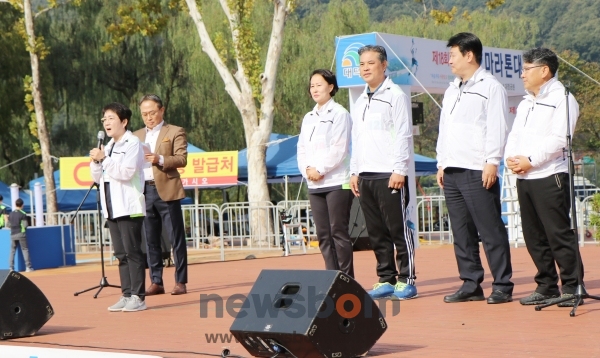 박정현 대덕구청장이 전국에서 참가한 마라톤 동호회원 및 참가자들에게 감사의 인사를 전하고 있다.