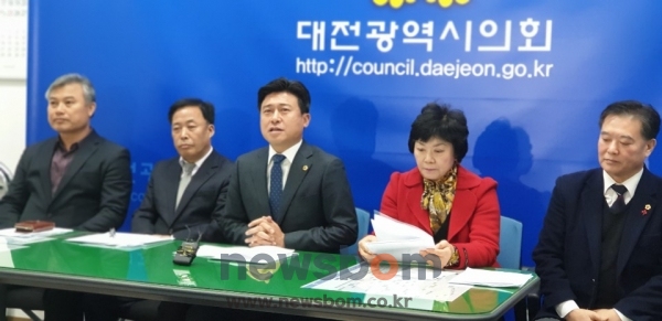 제8대 대전시의회 의장단이 18일 결산기자회견을 열고 "역대 최고 성과"라는 자평을 하고 있다.