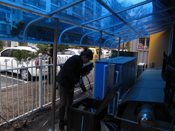 대전시 관계공무원이 빗물저금통 설치현장 출장점검을 하고 있다.