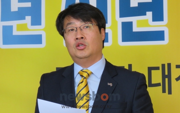 김윤기 정의당 대전시당위원장이 9일 기자간담회를 갖고 기자들의 질문에 답하고 있다.