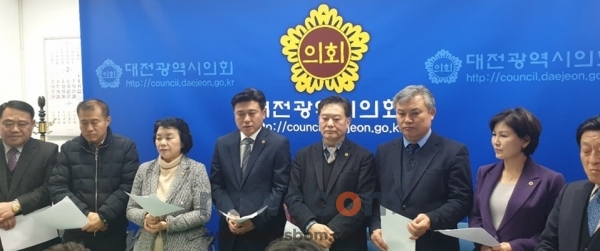 대전시의회가 19일 시의회 기자실에서 기자회견을 갖고 한화 대전공장 폭발사고에 대한 재발방지와 안전대책 마련을 촉구했다.