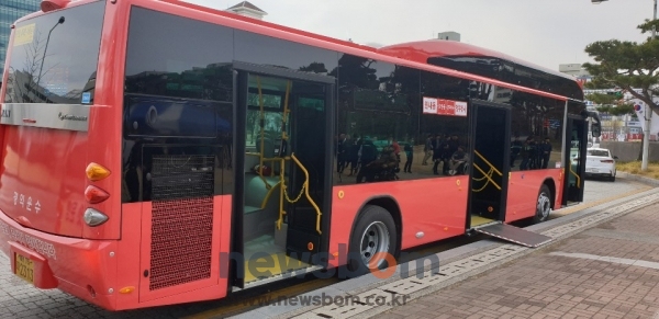 대전시가 전국 최초로 도입해 18일 첫 운행을 앞두고 있는 '3문 저상버스' 모습.