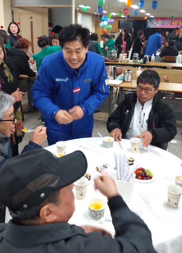 더불어민주당 박종래 대덕구지역위원장이 대덕구 주민들의 목소리를 듣고 있다.