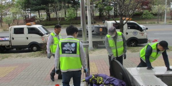 지난 18일 대전 유성구 직원들이 보행환경을 위협하는 불법 광고물 단속을 실시하고 있다.