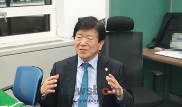 박병석 의원(대전 서구갑, 더불어민주당)이 23일 대전시의회 기자실에서 대전평촌산단에 대기업을 유치해 고용을 늘리겠다고 강조하고 있다.