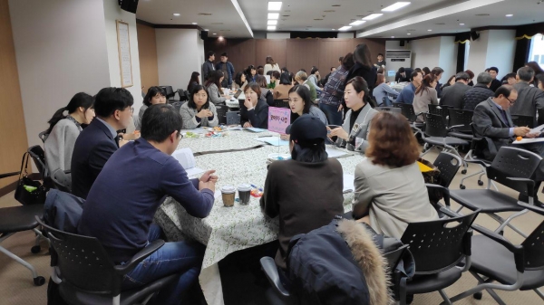 대전시 마을공동체 활성화를 위한 중간지원활동가 15명이 시 행정과 주민과의 가교역할을 위한 논의를 하고 있다.