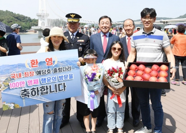 100만번째 방문객으로 선정된 김민기 씨와 그 가족.