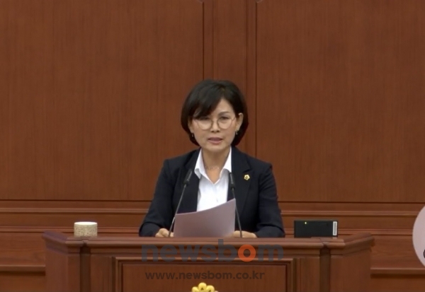 김인식 대전시의원이 3일 시의회 정례회 신상발언 자리에서 학위 논란 사건의 배후에 유력 지역정치인이 있다고 주장하고 있다.