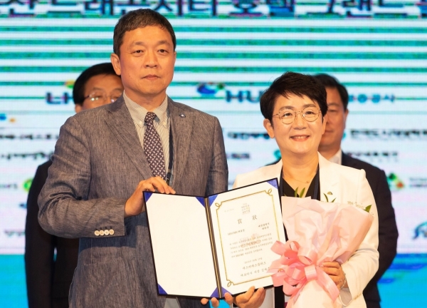 박정현 대전 대덕구청장이 17일 서울 용산서 열린 ‘2019 대한민국 도시재생 심포지엄’에서 도시재생 우수도시로 선정돼 SBSCNBC대표상을 수상했다.