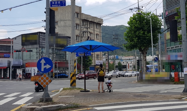 대전 동구 효동네거리에 그늘막이 설치된 모습.