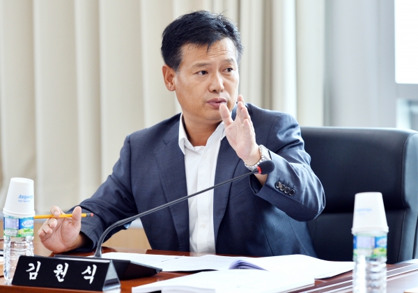 세종시의회 김원식 의원이 2년 연속 시민의 혈세 낭비를 막아내는 등 모범적인 의정활동을 펴고 있다.