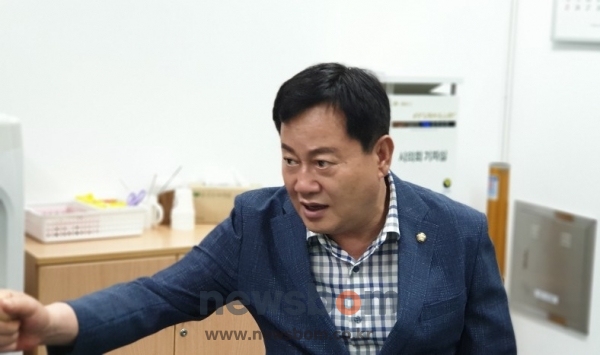 이은권 의원이 16일 대전시의회 기자실에서 대전 혁신도지 추가 지정이 이뤄질 것이라는 의견을 내고 선결과제로 이전 공공기관의 결정을 강조하고 있다.