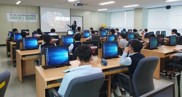 충남중학교 학생들이 24일 대전교육정보원에서 실시하는  '스티브잡스 따라잡기' 프로그램서 코딩 교육을 받고 있다.