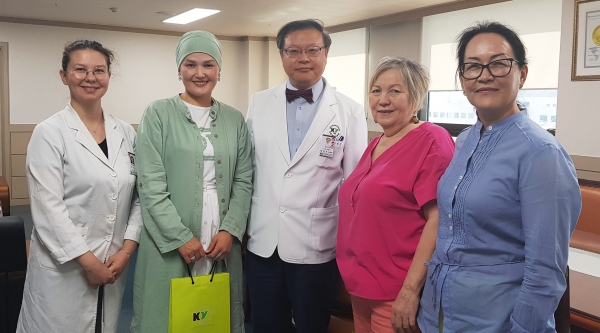 건양대병원에서 각종 암 치료를 받고 귀국한 카자흐스탄 환자들이 최근 건강한 모습으로 병원을 다시 찾아 최원준 의료원장(가운데)와 함께 기념촬영을 하고 있다.