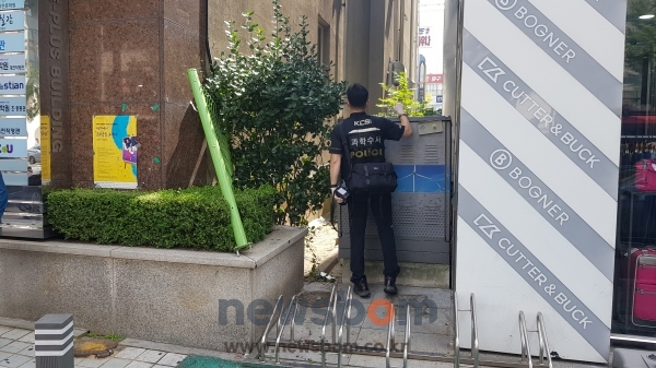 대전경찰청 과학수사대원이 27일 대전시 둔산동 빌딩에서 투신한 것으로 추정되는 사망사건 현장에 출동해 사고 현장을 둘러보고 있다.