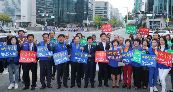대전지역 시민단체들이 1일 서구 둔산동 일원에서 대전·충남 혁신도시 추가지정을 위해 거리로 나서 캠페인을 벌이고 있다.