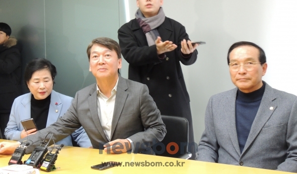 왼쪽부터 바른미래당 신용현 의원, 안철수 전 대표, 김중로 의원.