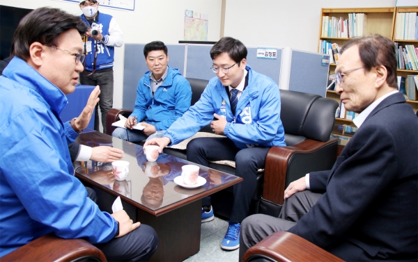 더불어민주당 이해찬 당 대표가 대전시당을 깜작 방문해 황운하, 장철민 후보의 총선 승리를