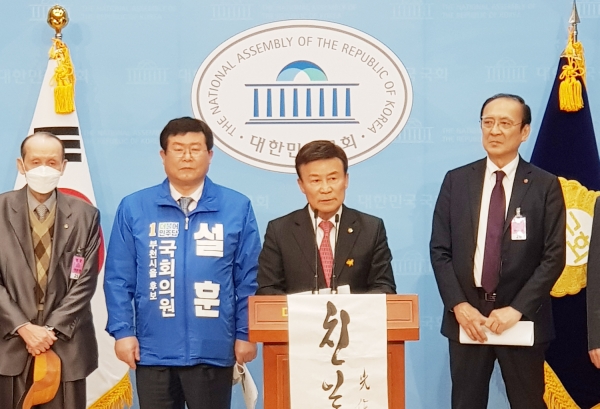 김원웅 광복회장이 제21대 총선 후보자들에 대한 친일청산 설문조사 결과를 발표하고 있다.