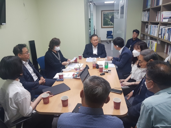이상민 의원이 9일 국회의원실에서 시청각장애인들과 만나 대화를 나누고 있다.