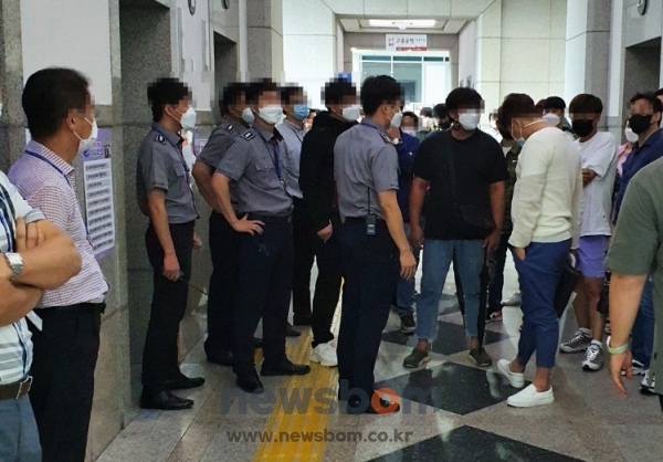 7일 대전시청 1층에서 PC방 업주들과 청원경찰 간 팽팽한 신경전이 이어지고 있다.