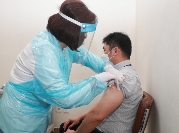 대전의 1호 백신접종자인 최헌우 씨(46)가 접종을 받고 있다.