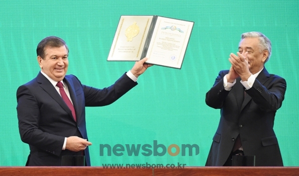 2016년 12월 우즈베키스탄 대통령 당선증을 받고 환호하는 샤브카트 미르지요예프(좌측).