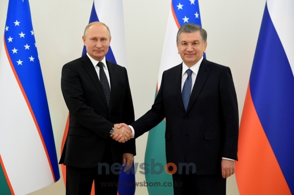 푸틴 러시아 대통령의 우즈베키스탄 국빈방문으로 2018년 10월18일부터 19일까지 이틀 동안 타슈켄트에서 열린 양국 정상회담 모습.