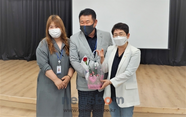 박정현 대덕구청장이 지역 발전에 기여한 공로를 인정받아 지역 주민들에게 꽃화분을 선물받았다.