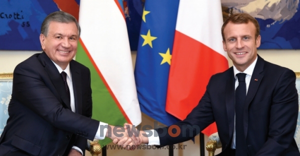 미르지요예프 대통령(좌측)과 에마뉘엘 마크롱 프랑스 대통령이 정상회담에 앞서 악수를 하고 있다.