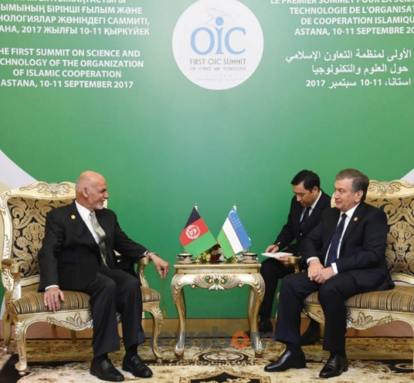 아슈라프 가니 아프가니스탄 대통령과 만나 이 지역의 평화 해법에 대해 논의하고 있는 미르지요예프 대통령.