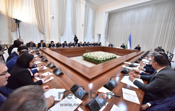 미르지요예프 대통령이 주요 장관 회의를 주재하고 있다.