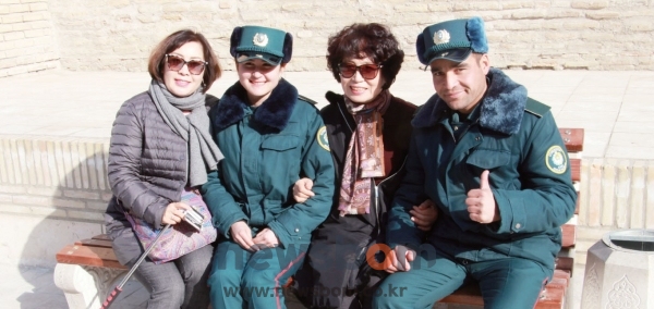 부하라를 방문한 한국인 관광객들이 우즈베키스탄 관광경찰과 기념 촬영을 하고 있다.