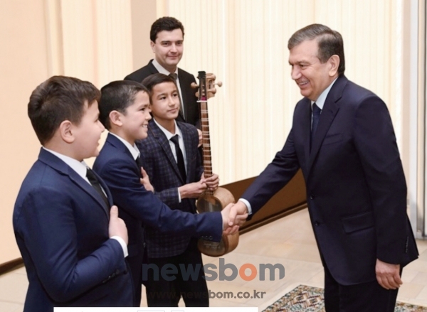 미르지요예프 대통령이 초등학교를 찾아 어린이들을 격려하고 있다.
