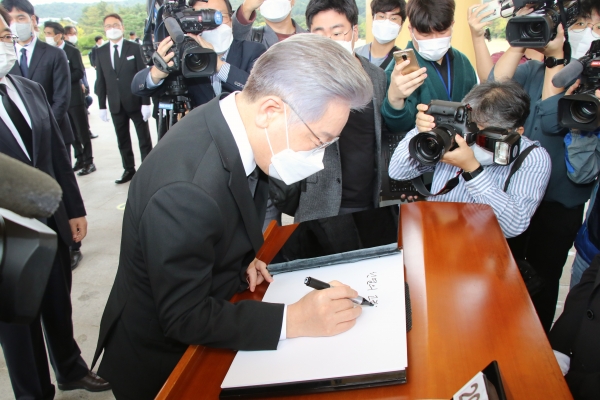 이재명 더불어민주당 대선후보가 11일 대전현충원을 방문해 방명록을 작성하고 있다.