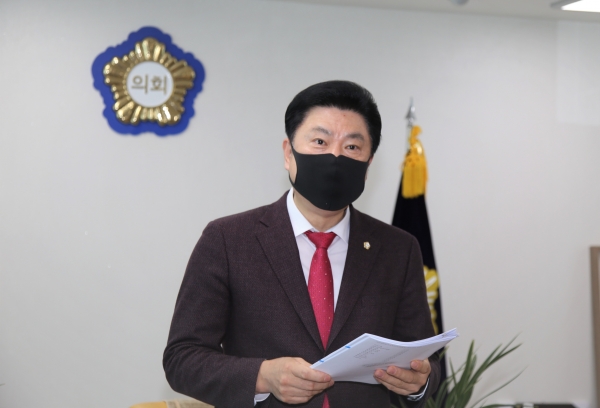 김연수 중구의장이 4일 기자회견을 통해 1월 1일자 의회사무국 전문위원 인사발령을 거부한다고 밝혔다.