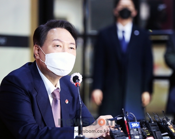윤석열 후보가 21일 방위사업청의 대전이전을 추진하겠다고 밝혔다.