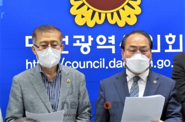 (왼쪽부터) 이종호, 윤종명 대전시의원
