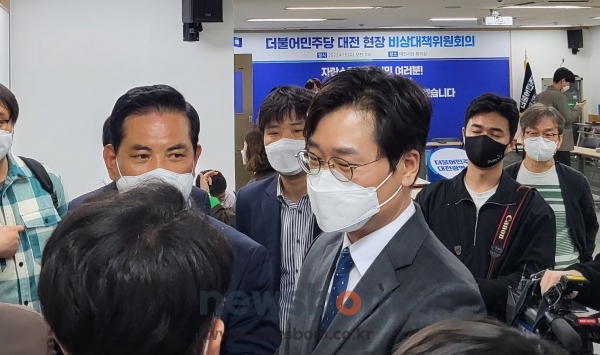 (왼쪽부터) 더불어민주당 박영순 대전시당위원장과 장철민 전략기획단장.