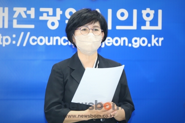 김인식 대전시의원이 민주당 대전 서구지역 경선 방식에 강한 유감을 표명하며 장종태 청장을 비난했다.