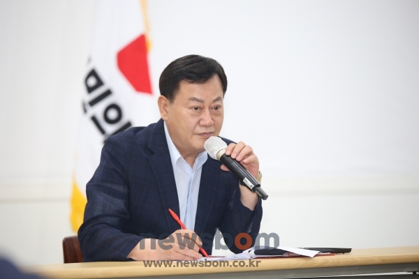 이은권 국민의힘 대전시당위원장이 1일 시구의원 간담회 자리에 참석하지 않은 의원들을 확인하고 있다.