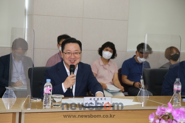 이장우 대전시장이 11일 기업인과의 간담회 자리에서 대덕산단의 교통불편 해소를 위해 근본적인 지원책을 추진할 계획이라고 밝혔다.
