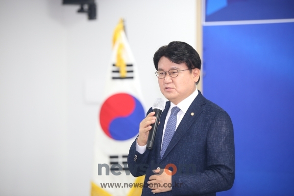 황운하 더불어민주당 대전시당위원장이 30일 대전시당사에서 취임 후 첫 기자회견을 진행했다.