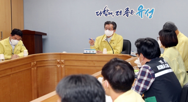 26일 대전 유성구청 재난상황실에서 재난안전대책회의가 열린 가운데 정용래 유성구청장(가운데)이 회의를 주재하고 있다.