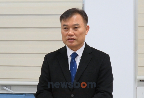 정기현 대전시의원이 30일 대전시의회를 방문해 총선 출마의사를 피력하고 있다.
