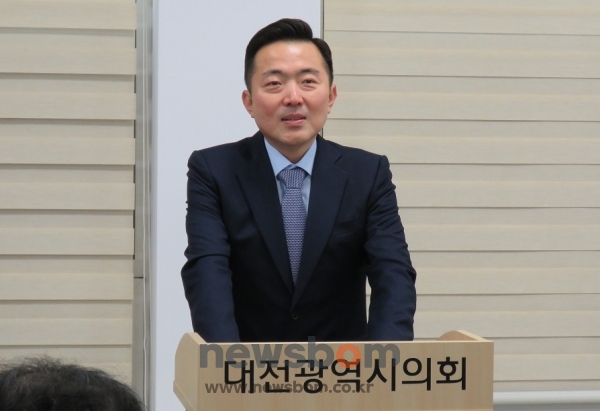 이용수 전 정책수석비서관이 6일 대전시의회 기자실을 방문해 22대 총선에 대전 유성을 지역구에 국회의원 후보로 출마하겠다고 선언했