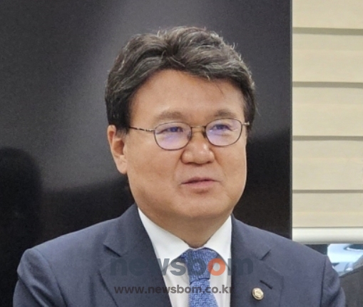 황운하 대전 중구 국회의원이 31일 대전시의회에서 총선 출마의지를 밝히고 있다.