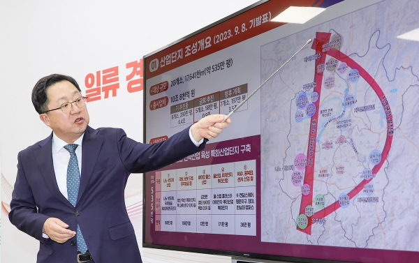 이장우 대전시장이 26일 대전시청 브리핑룸에서 진행한 기자회견에서 신규 산단 5곳을 비롯한 총 535만평 규모의 산업단지 조성 계획을 설명하고 있다.